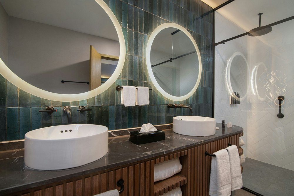 Baño con doble lavamanos y ducha
