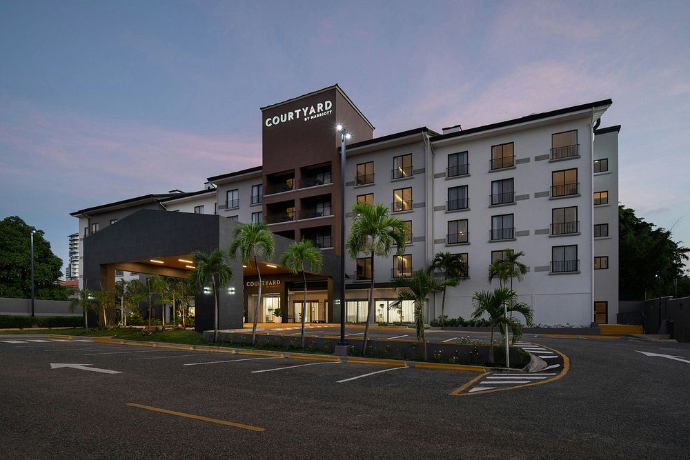 Fachada del hotel al atardecer