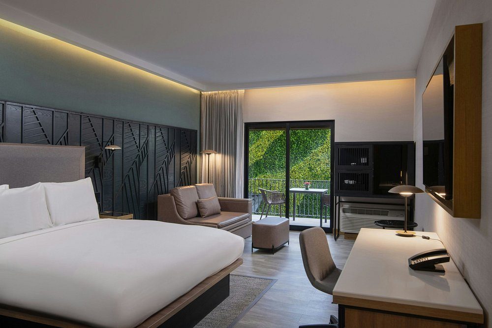 Habitación con cama king y balcón