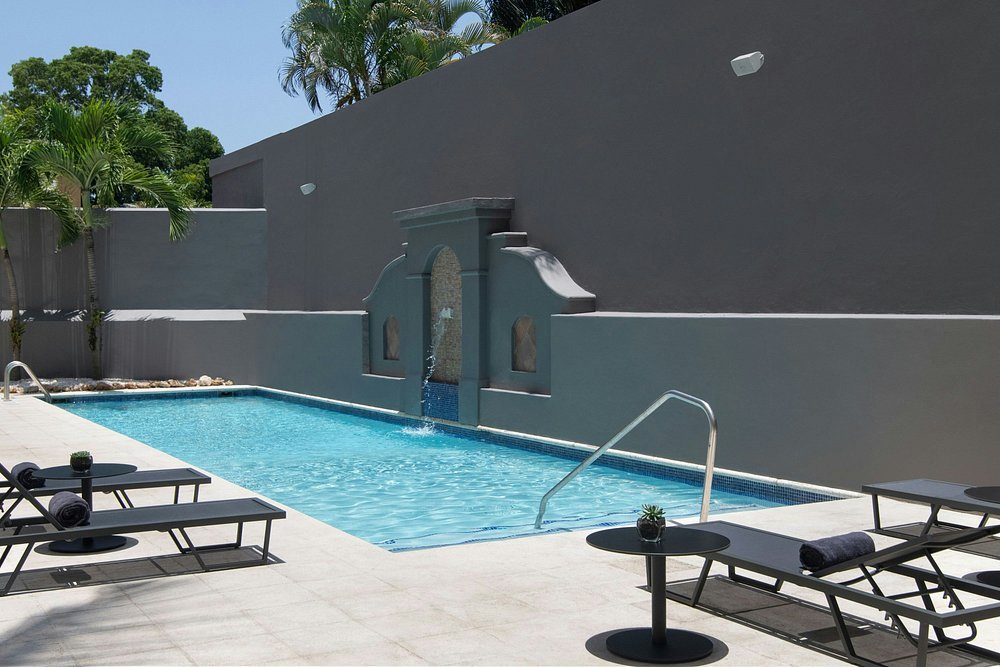Piscina exterior del hotel