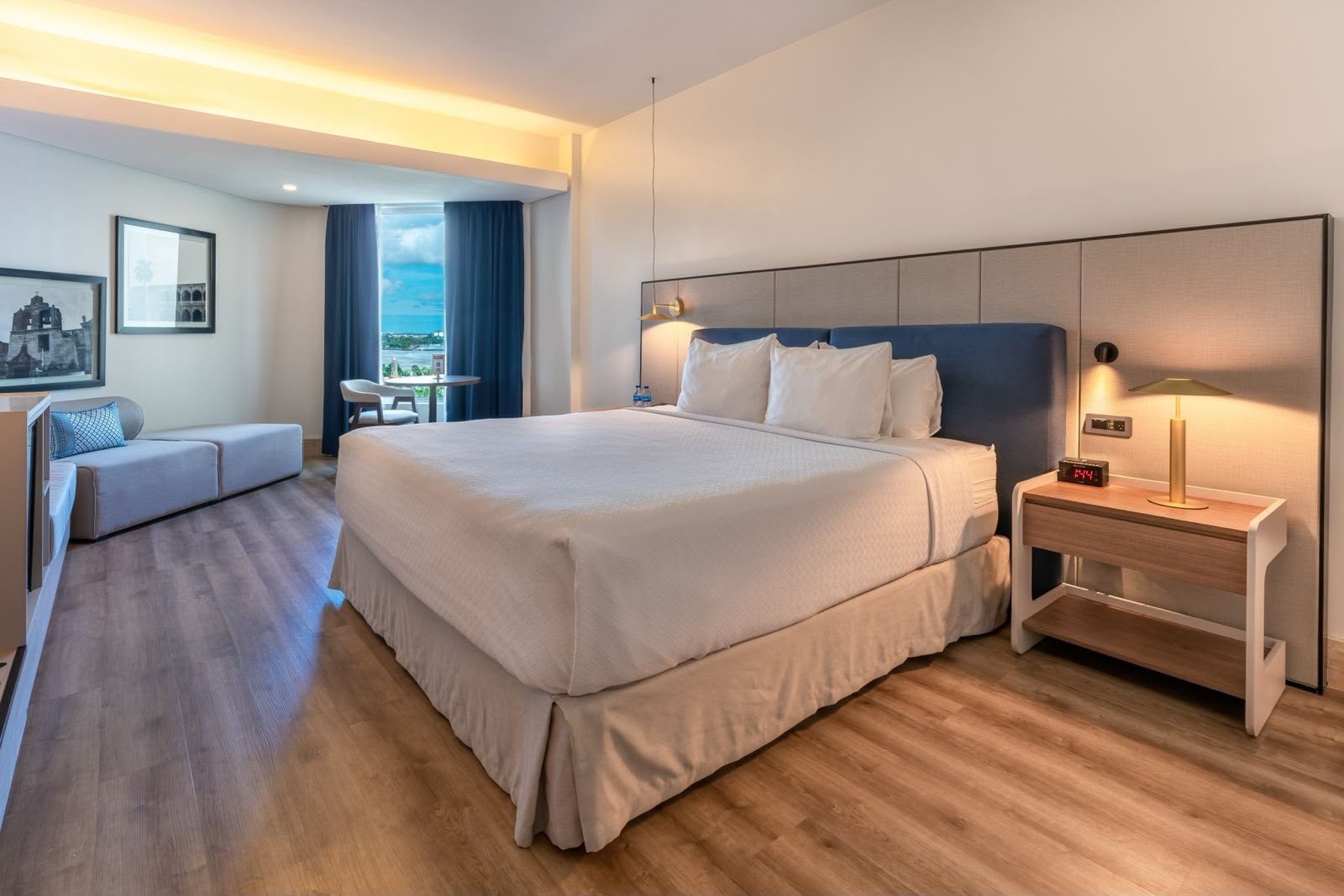 Habitación con cama king y vista al mar
