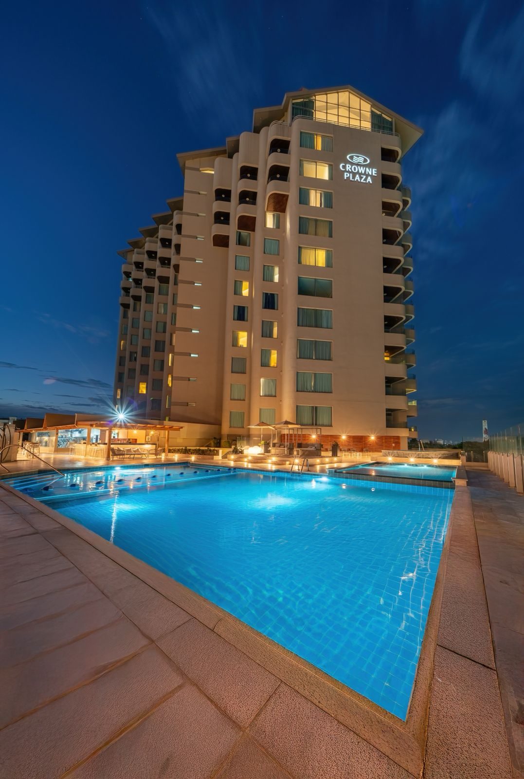 La torre del hotel y su piscina en terraza, de noche