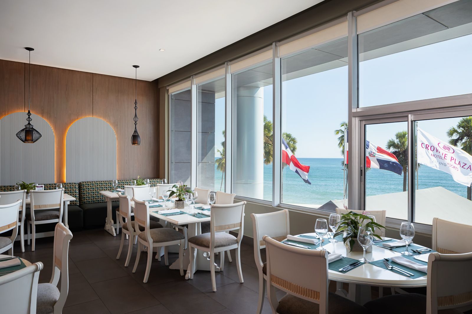 Restaurante con ventanales al mar