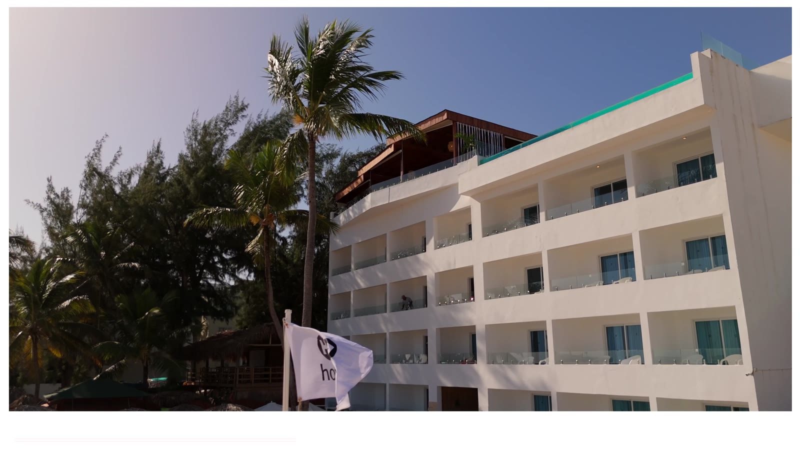 El hotel visto desde la playa