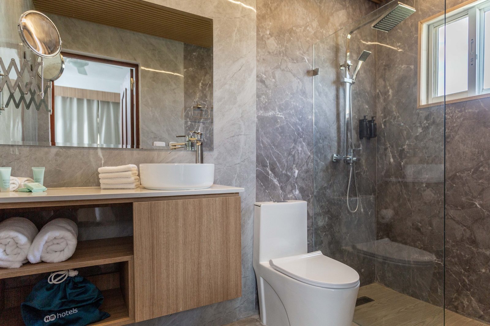 Baño con ducha de lluvia