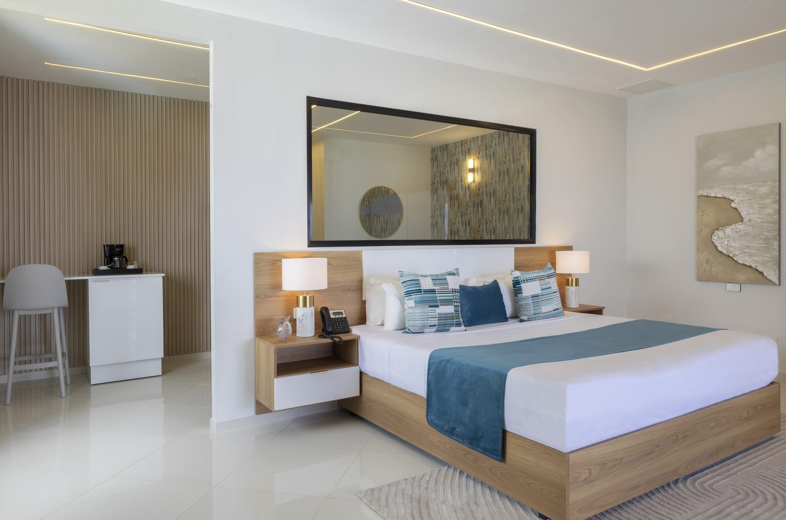 Habitación con balcón y vista al mar