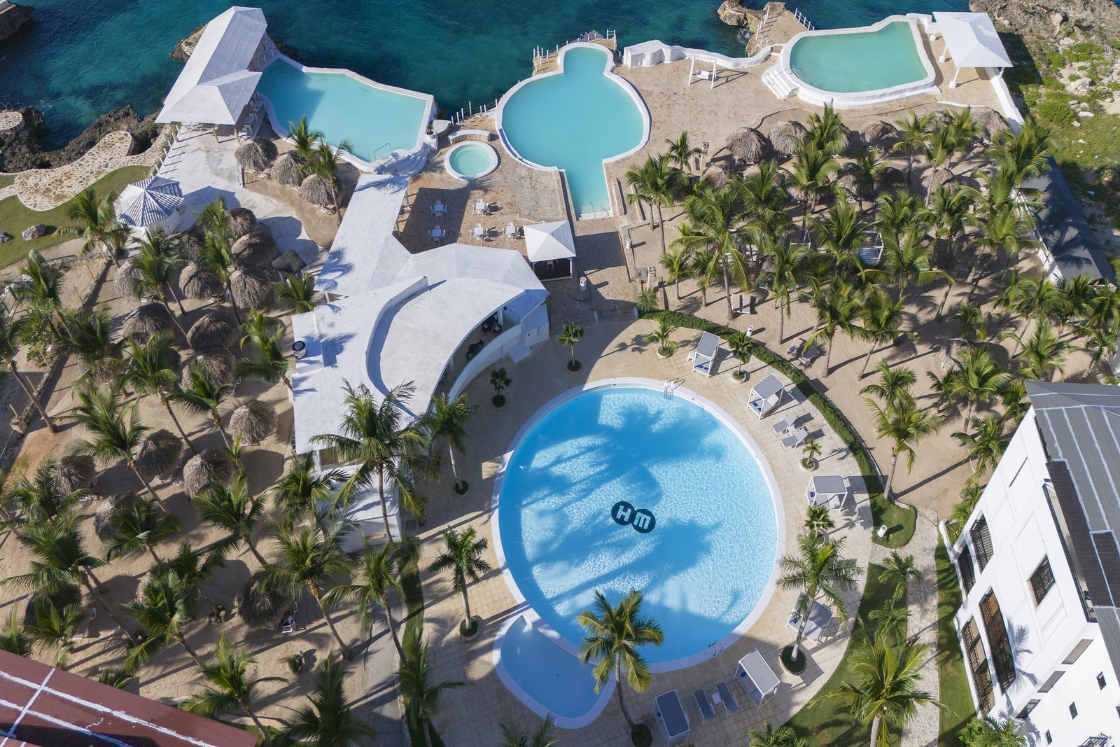 Vista aérea de las piscinas sobre la costa rocosa