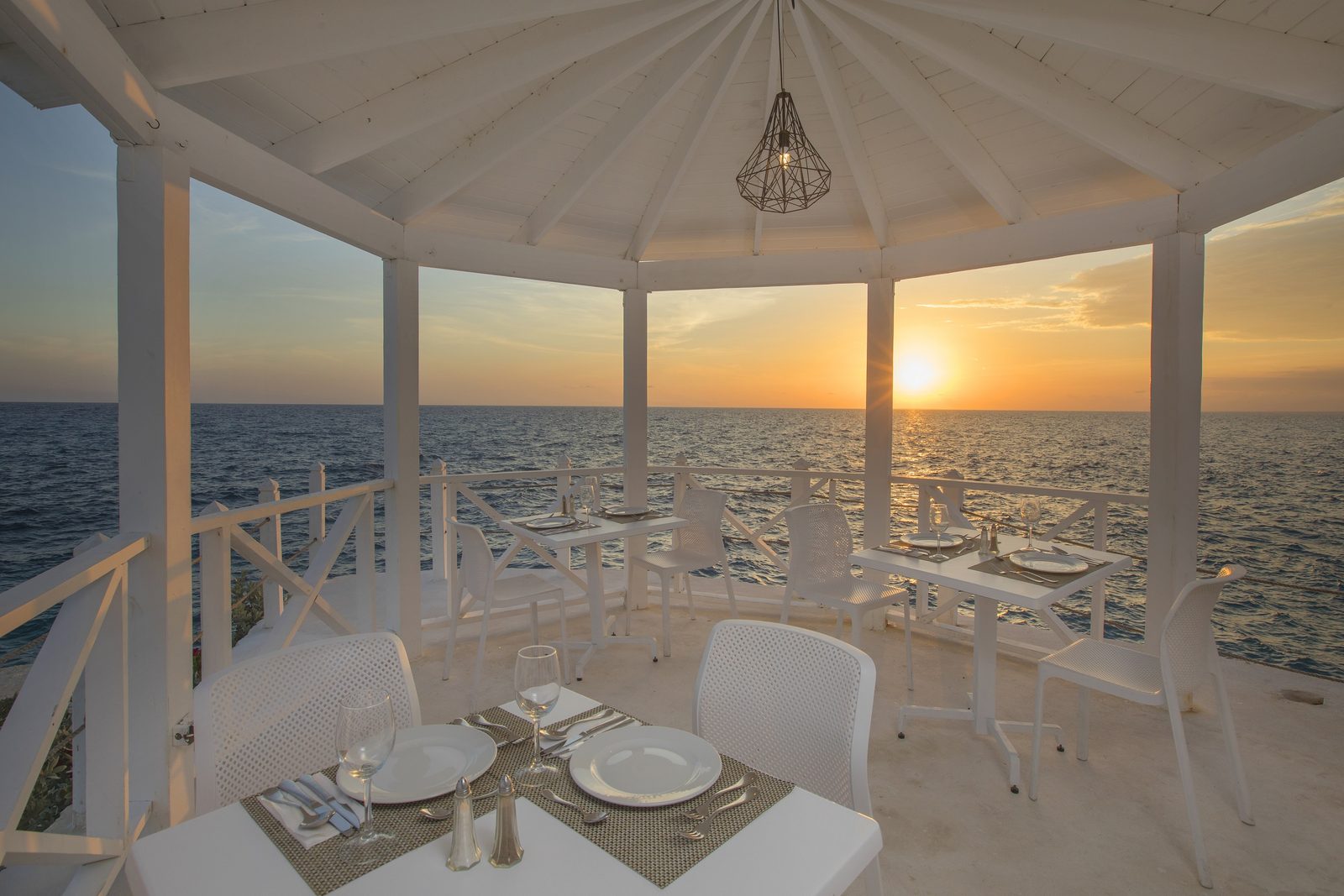 Restaurante con terraza sobre el agua al atardecer
