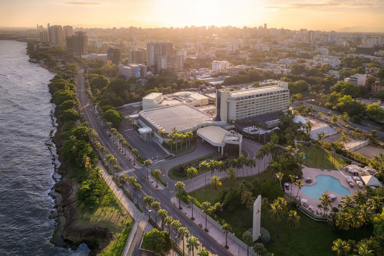 Vista aérea del hotel sobre el Malecón al atardecer