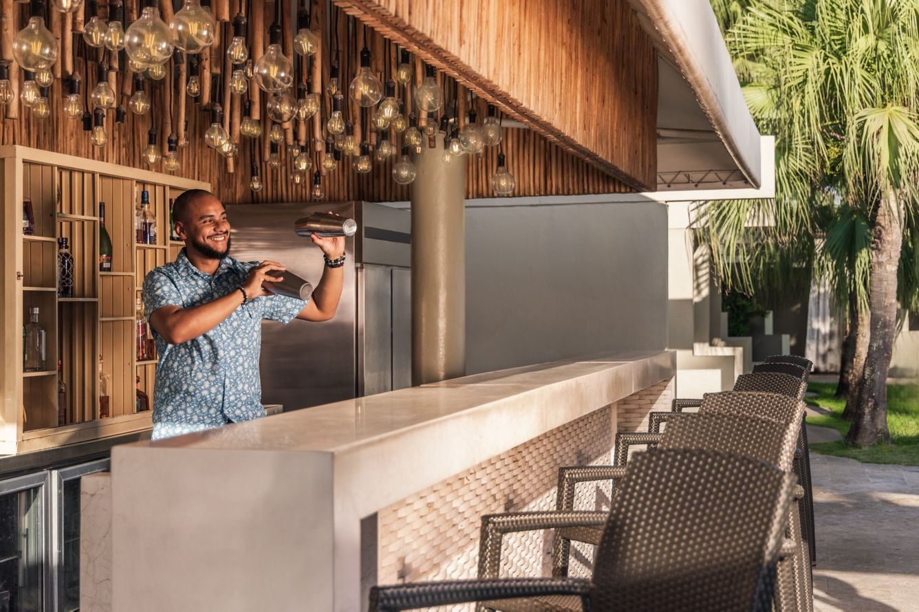 Bar exterior junto a la piscina