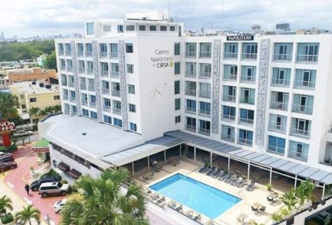 Vista aérea del hotel con su piscina y el casino