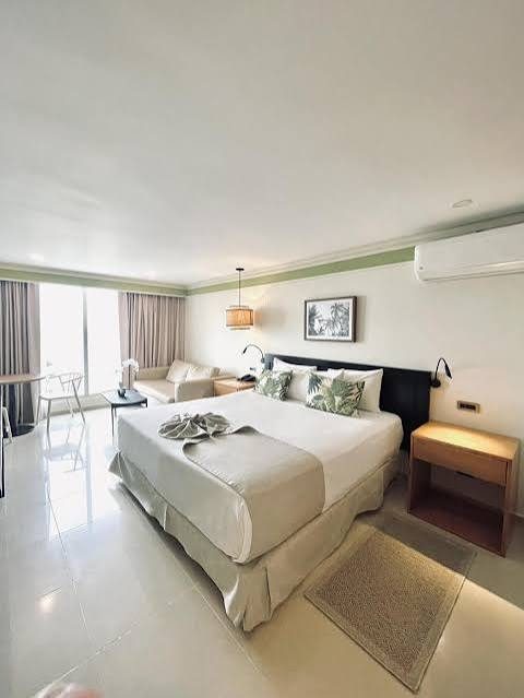 Habitación con cama king y sala de estar