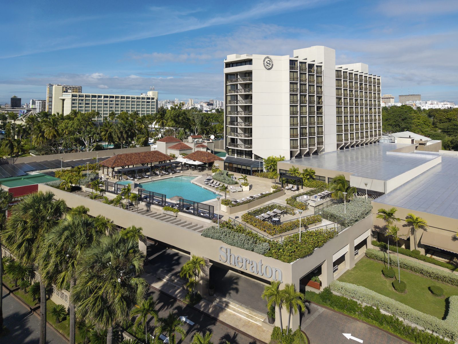 Vista aérea del Sheraton Santo Domingo con su piscina