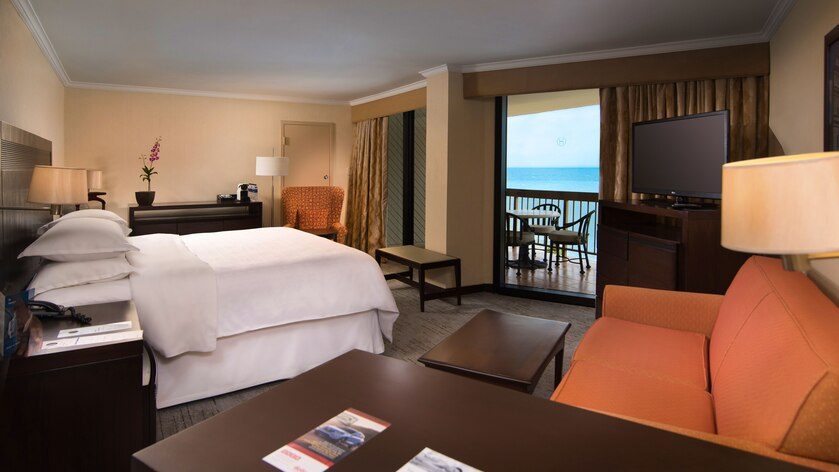 Habitación con balcón y vista al mar
