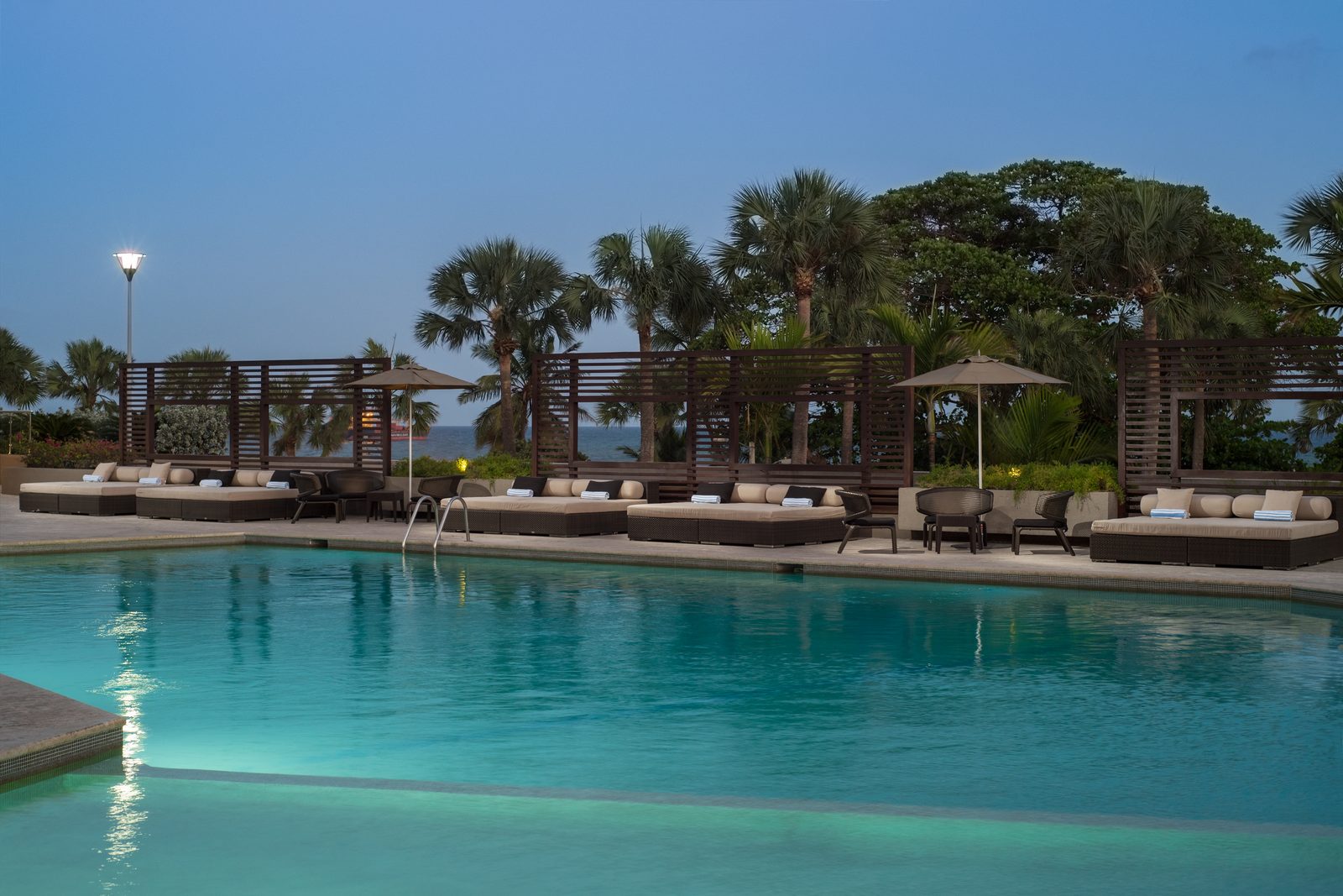 Piscina exterior del hotel