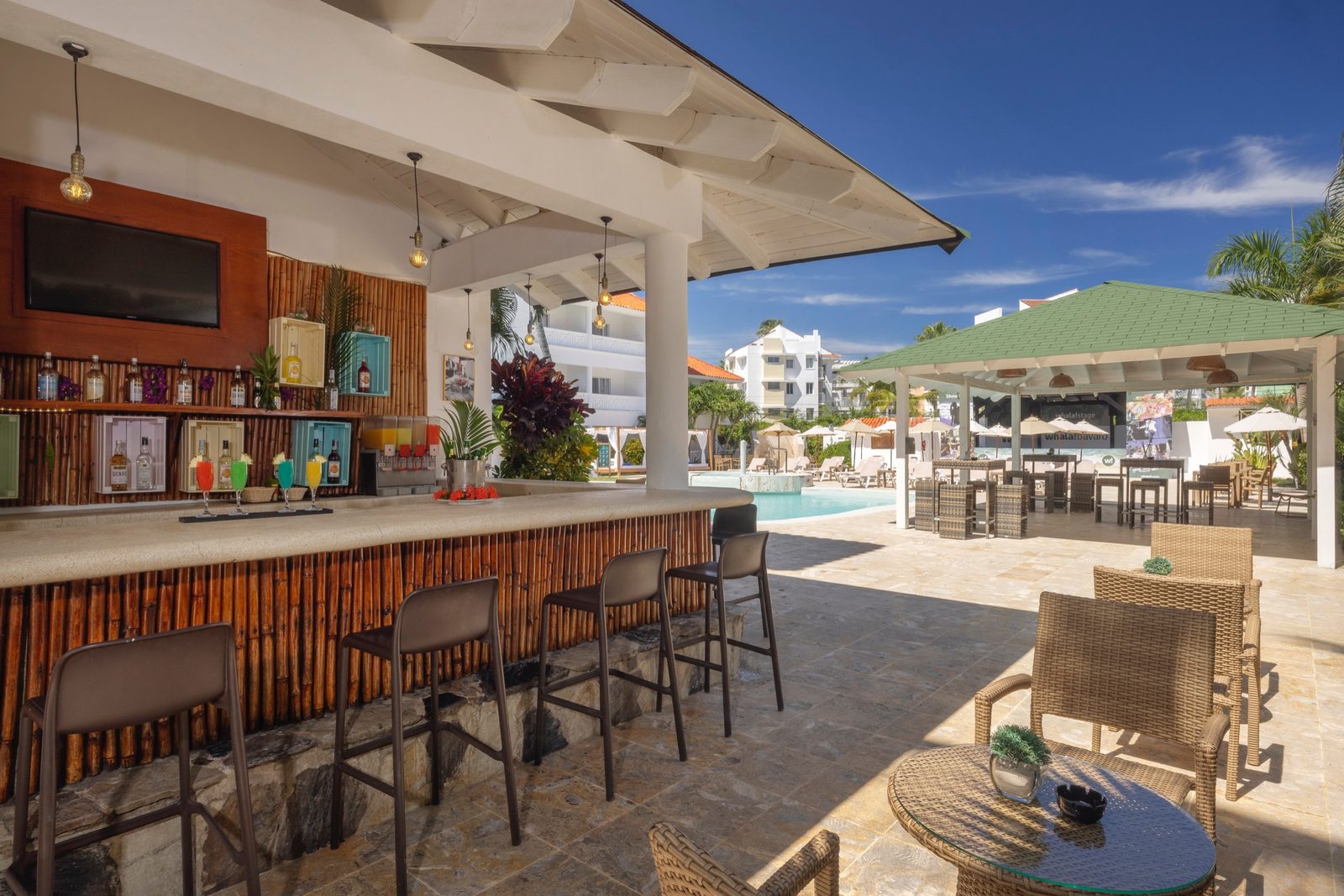 Bar junto a la piscina