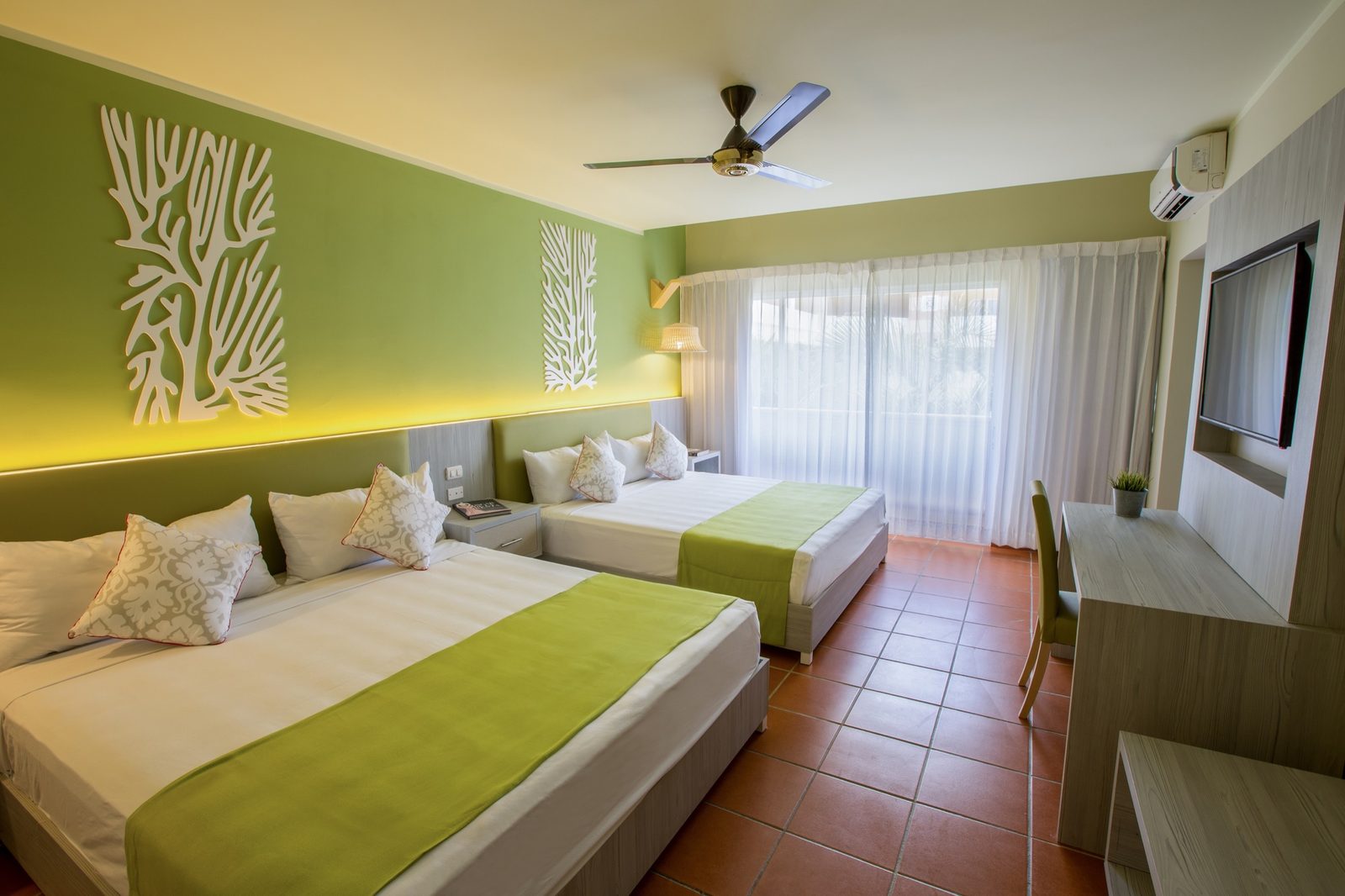 Habitación con dos camas y balcón