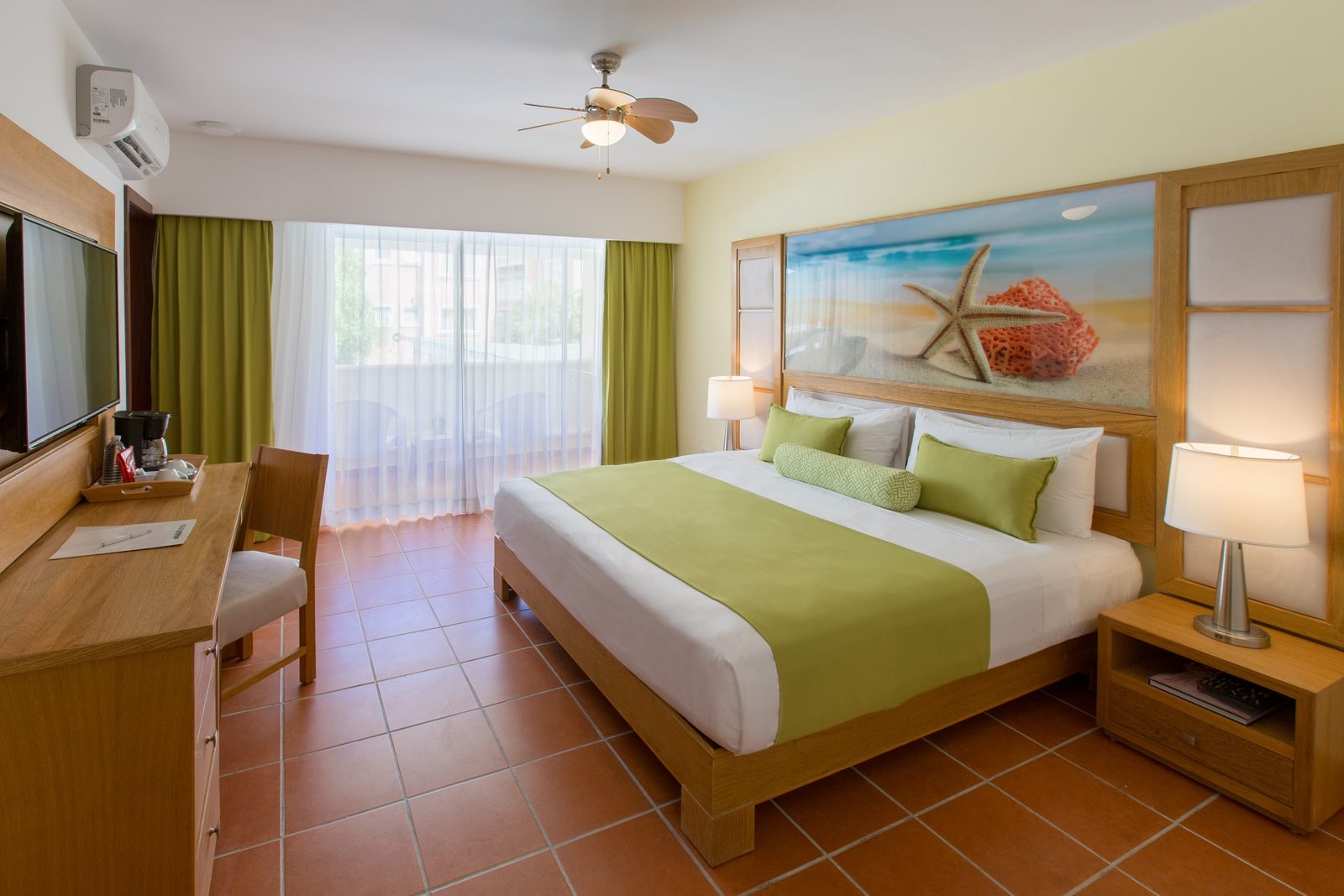 Habitación con cama king y escritorio