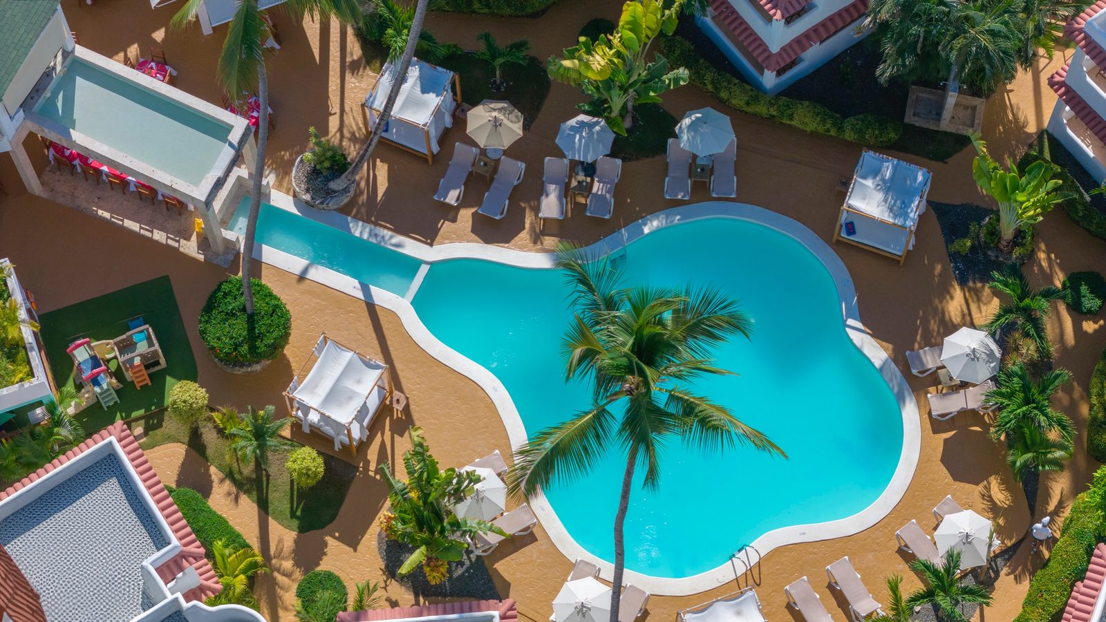 Piscina con camas balinesas vista desde el aire