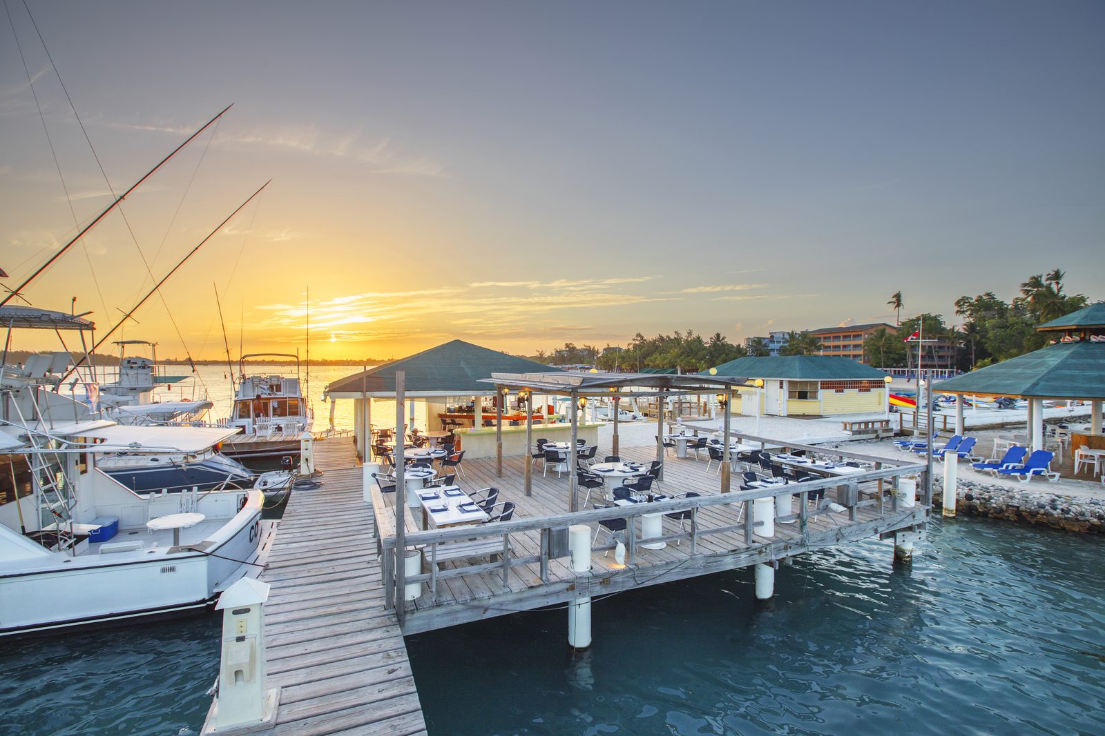 La marina del hotel al atardecer