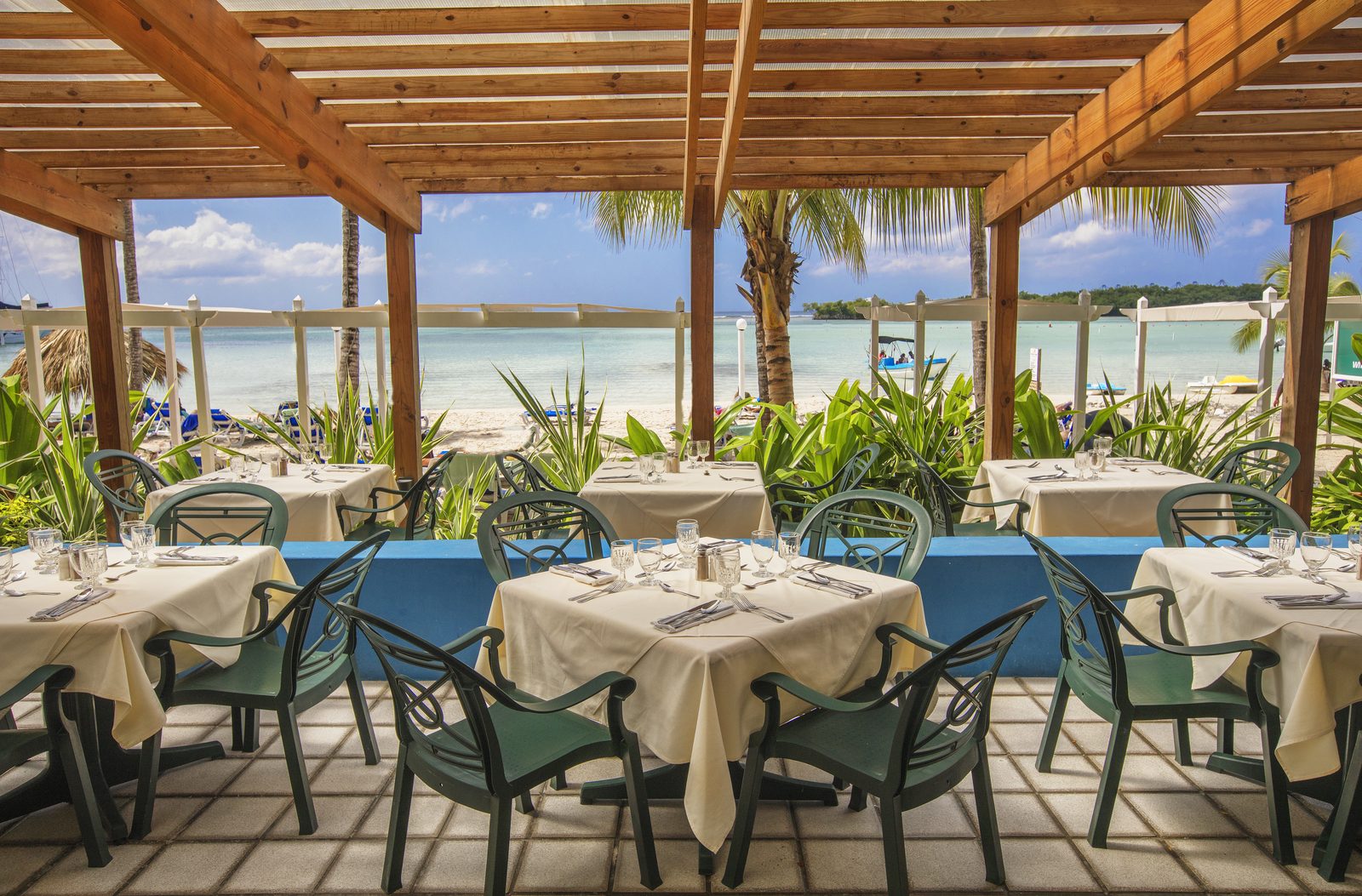 Restaurante buffet con vista a la playa