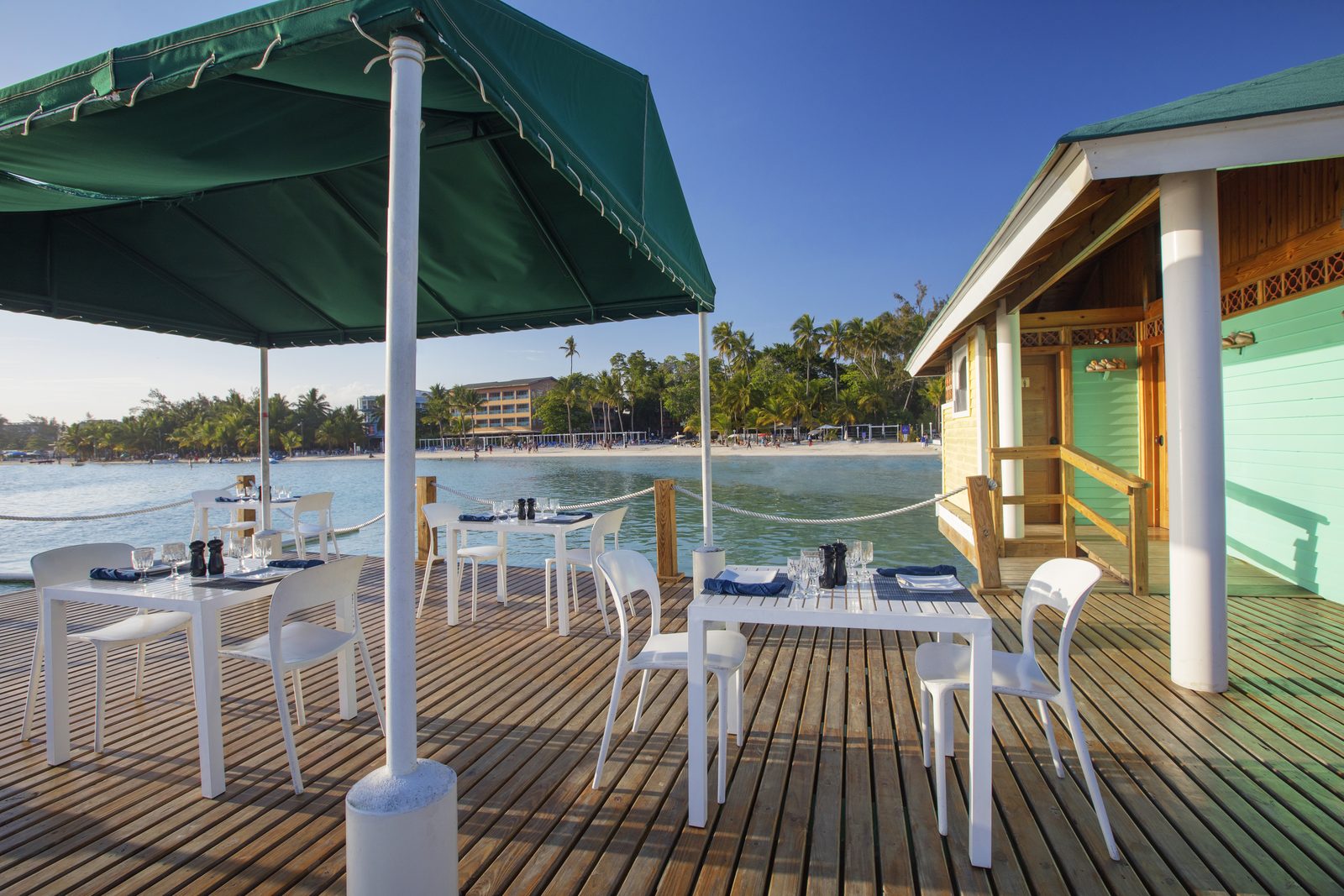 Terraza del restaurante sobre el agua