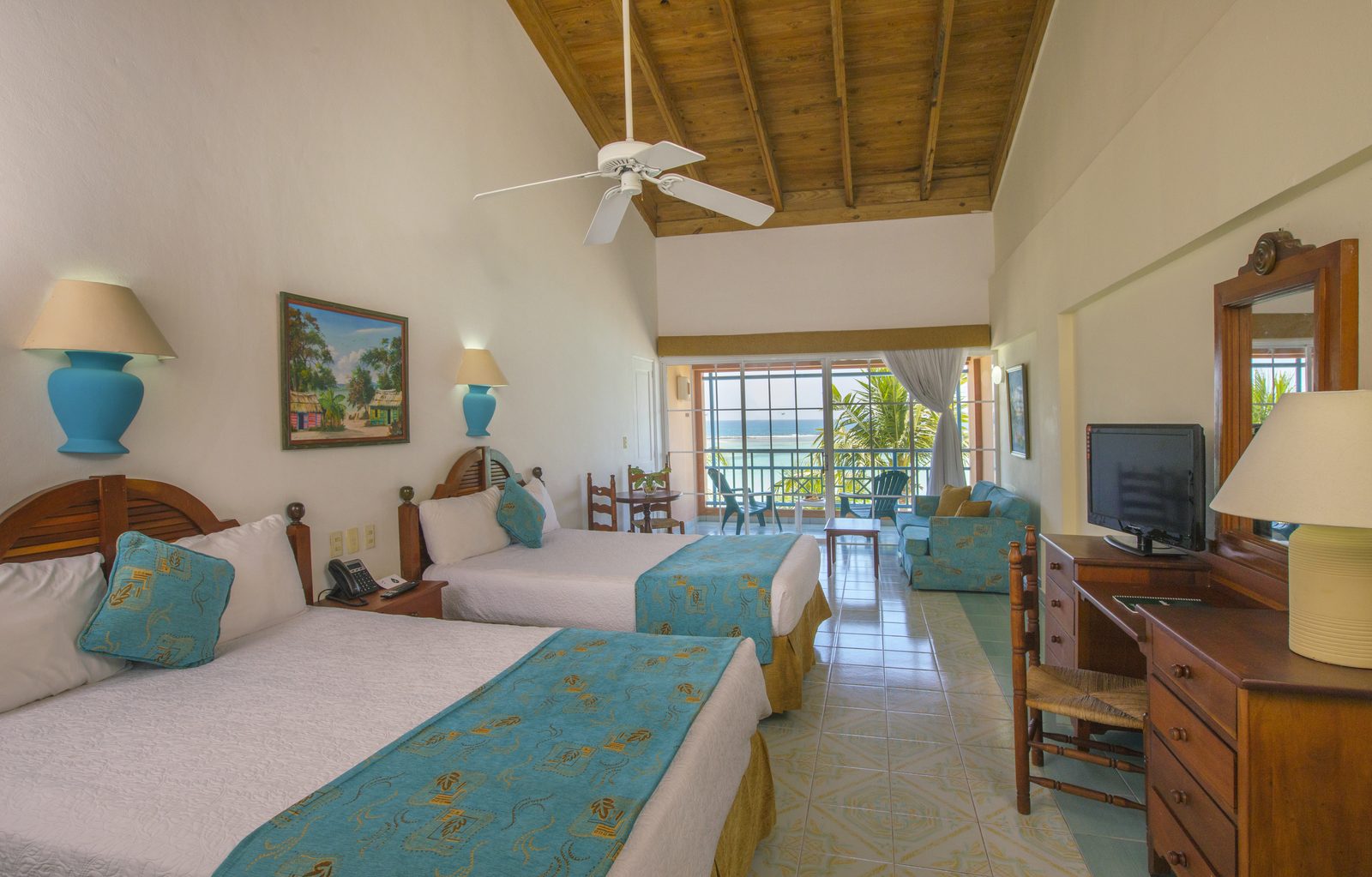 Habitación con techo de madera y balcón con vista al mar