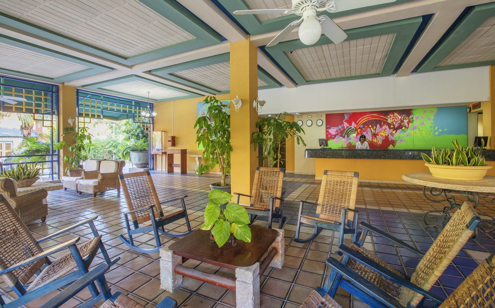 Lobby con mecedoras y recepción