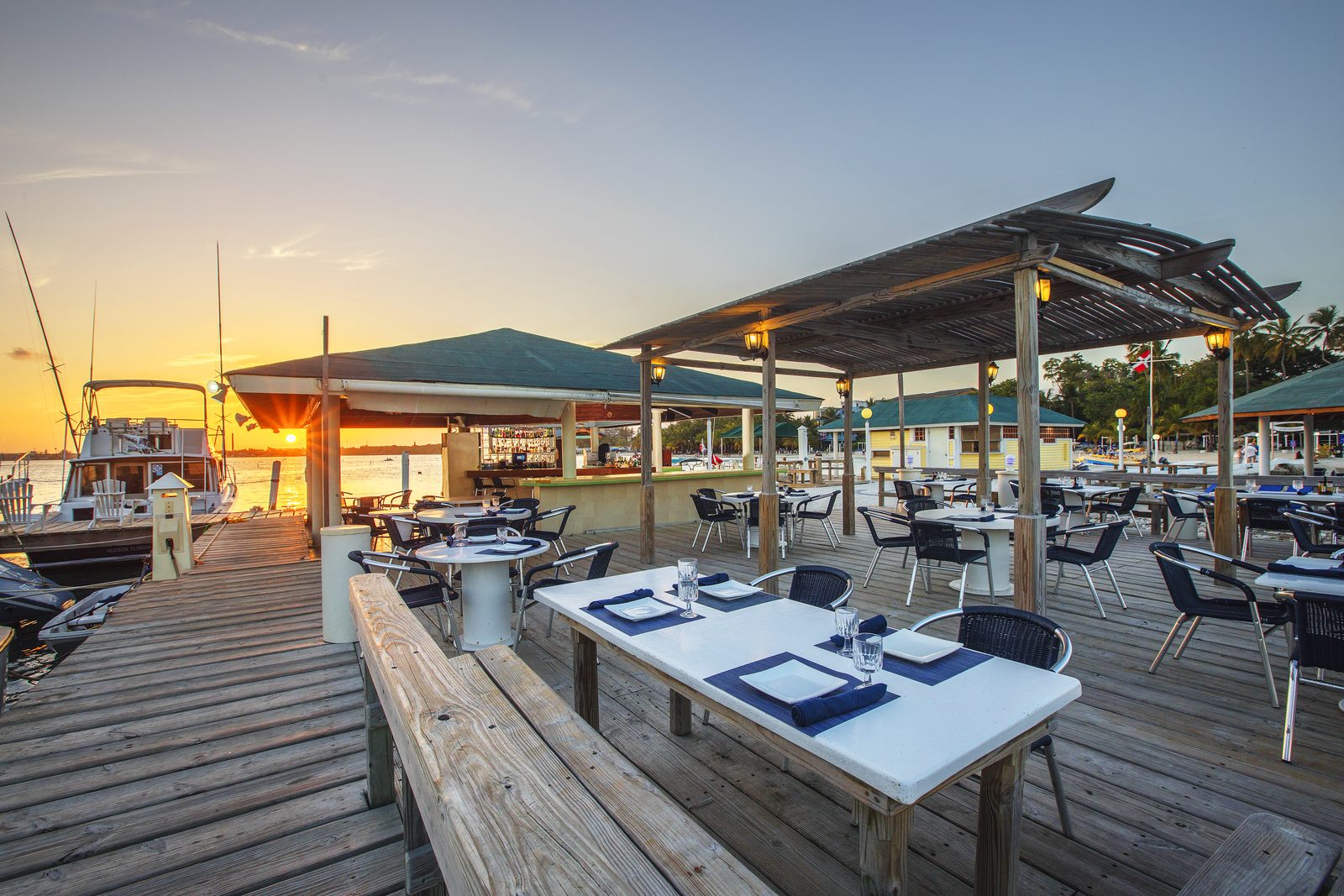Restaurante sobre el muelle, junto a la marina