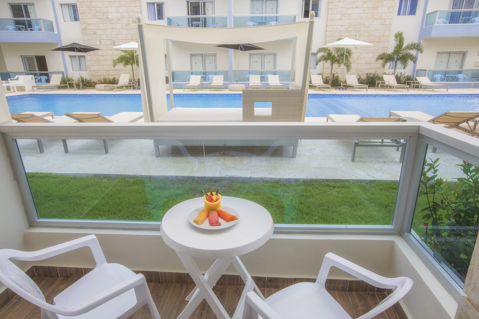 Balcón de la habitación con vista a la piscina