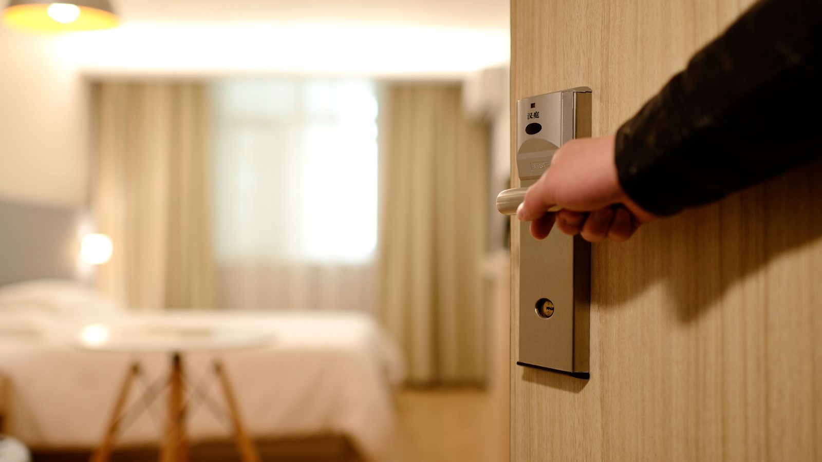 Habitación de hotel lista para el descanso de la tripulación