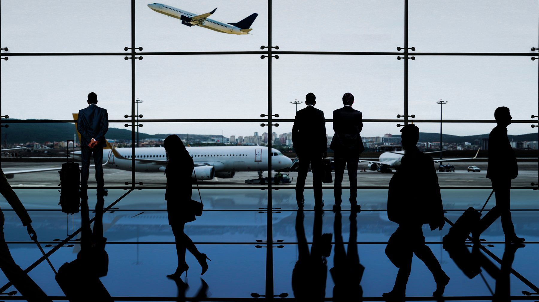 Viajeros en la terminal de un aeropuerto
